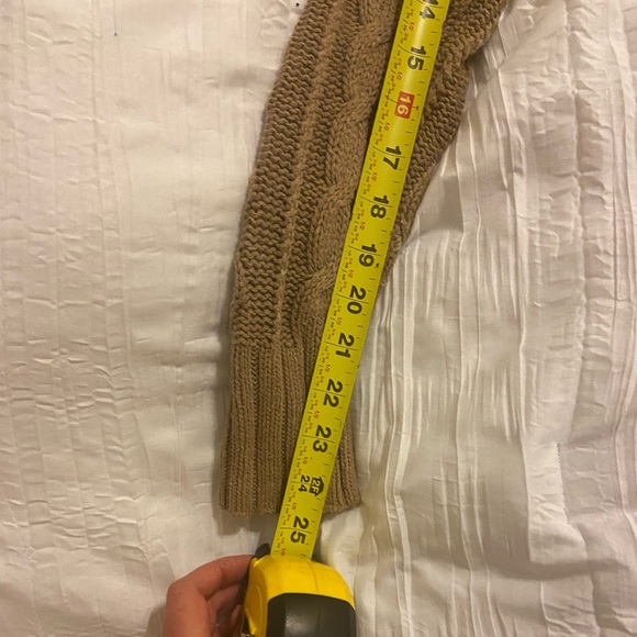 Cozy Cable Knit Sweater. Size Medium - Picture 4 of 4